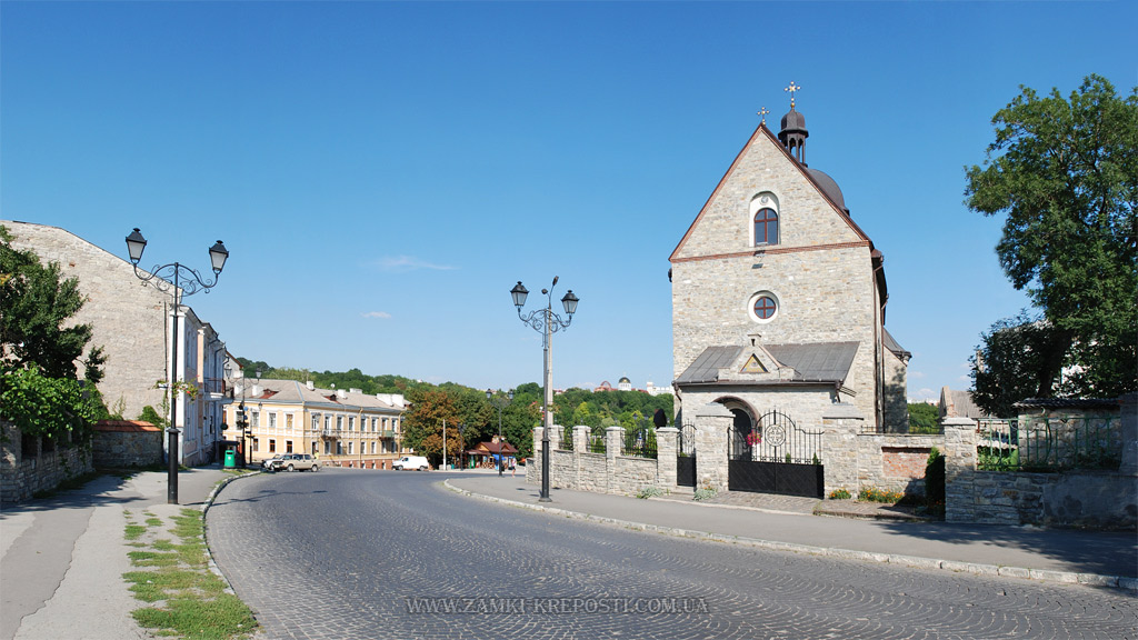 Вид на Троицкую площадь и западный фасад Троицкой церкви