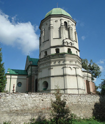Костел в Олеско: вид на храм и колокольню с юга
