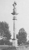Подгорцы: колонная с фигурой Божьей Матери перед костёлом,  фото 1957 года