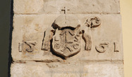 Петропавловский собор: герб и дата 1561 на контрфорсе часовни