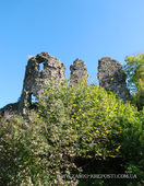 Хустский замок: руины башни и стен