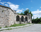 Комплекс Николаевской церкви: стена ограды и сохранившаяся секция западной галереи храма