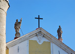 Петропавловский собор: статуи Св. Петра и Св. Павла на фронтоне