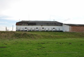 Стратинский замок: вид на замчище с севера