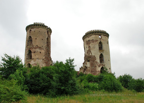 Червоноградский замок: общий вид на восточный фасад дворца