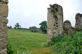 Замок в Подзамочке: вид на внутренний двор и ворота
