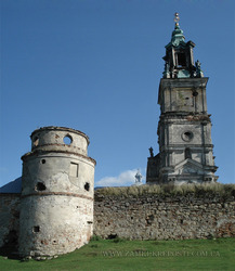 Монастырь в Подкамене: башня укреплений и колокольня костёла