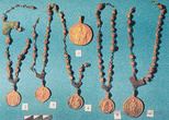 Раскопки комплекса Николаевской церкви: медальоны и розарии 1