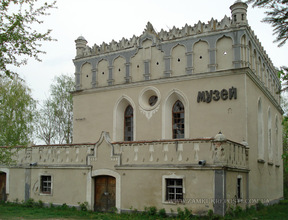 Гусятинская синагога: общий вид с запада