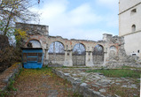 Комплекс Николаевской церкви: уцелевшая секция западной галереи храма, вид с востока