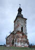 Костел в Лешневе - вид на западный фасад и колокольню