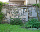 Комплекс Петропавловского собора: фрагменты надгробий, вмурованных в северную стену ограды храмовой территории