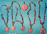 Раскопки комплекса Николаевской церкви: медальоны и розарии 2